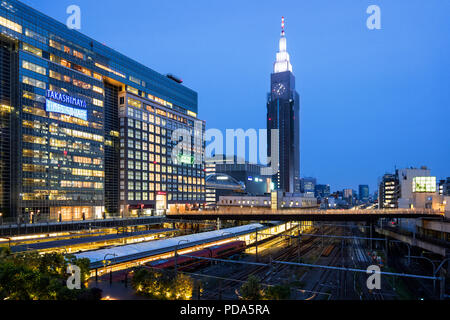 L'île de Honshu, Japon, Tokyo, Kanto, le quartier de Shinjuku et Dokomo tower. Banque D'Images