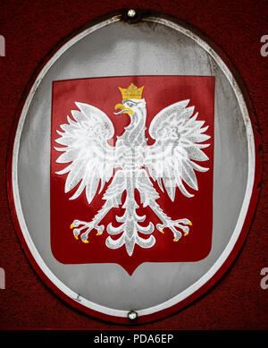 Pologne, KRAKOW - Mars 19, 2018 : blason de la Pologne. Les armoiries de la Pologne est un aigle couronné, blanc avec un bec et des serres d'or, sur un fond rouge Banque D'Images