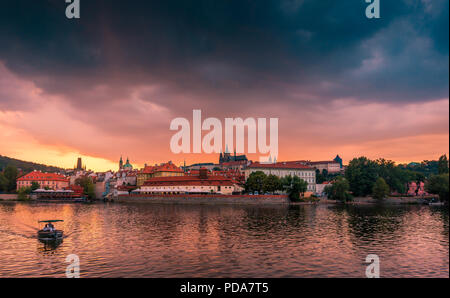 Superbe paysage urbain de Prague sur un coucher de soleil en République tchèque. Vltava, Prazsky hrad (château de Prague). Banque D'Images