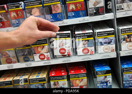 Acheter des cigarettes dans un magasin Banque D'Images