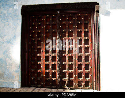 L'iconique portes sculptées de Zanzibar sont très recherchées dans l'Ouest et quelques anciennes demeurent, même dans Stonetown. Banque D'Images