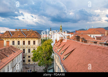 Ville de Graz : vieille ville vu de l'escalier menant à la colline du château une duriing nuageux coucher du soleil Banque D'Images