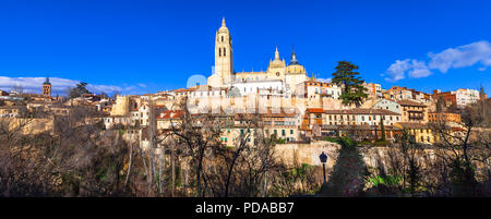 Traitional maisons et l'ancienne cathédrale de la ville de Ségovie, Espagne. Banque D'Images