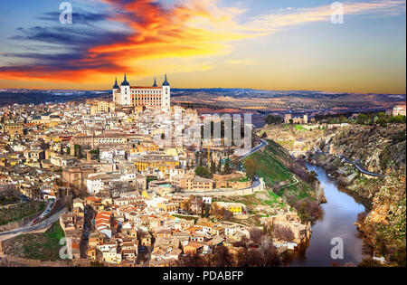 La ville de Tolède impressionnant sur le coucher du soleil,Espagne. Banque D'Images