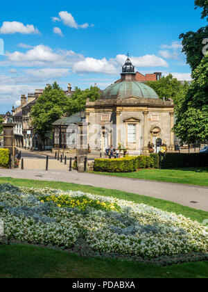 La pompe royale Prix ancien établissement thermal maintenant un musée de Valley Gardens Harrogate North Yorkshire Angleterre Banque D'Images