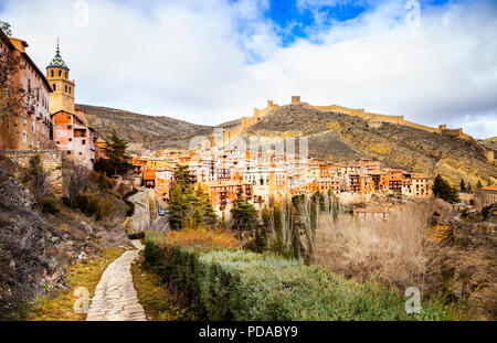 Albarracin unique,village avec vue sur la cathédrale et maisons traditionnelles,Espagne. Banque D'Images