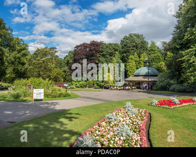 Le café bien magnésie dans Valley Gardens en été Harrogate North Yorkshire Angleterre Banque D'Images