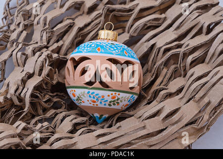 Stockage sûr du verre et céramique fragile des boules de Noël à la maison, concept Care Banque D'Images