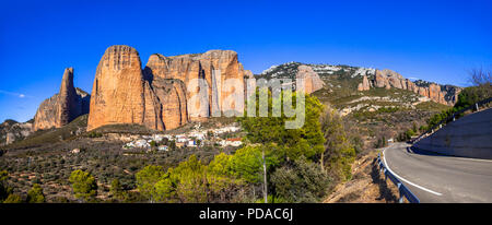 Mallos de Riglos unique village, vue panoramique,Espagne. Banque D'Images