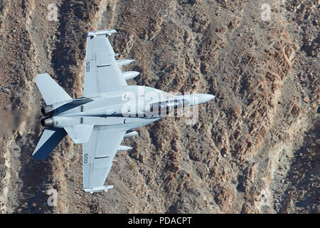 United States Navy Boeing EA-18G Growler Electronic Warfare avion volant à faible niveau par Rainbow Canyon, en Californie. USA. Banque D'Images