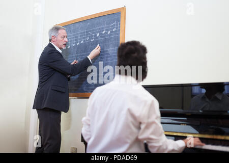 Professeur donnerait cours de piano dans un conservatoire Banque D'Images