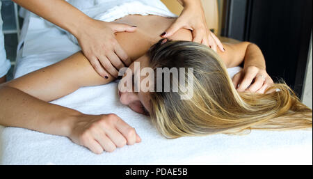 Young woman getting a massage in a spa Banque D'Images