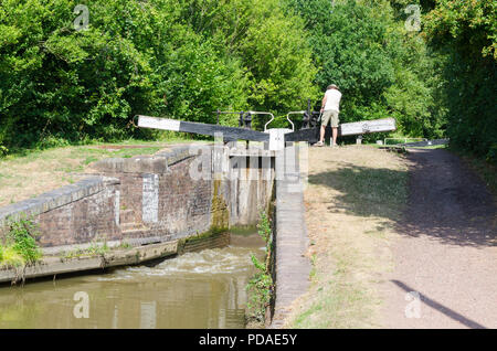 Grand classique en passant par l'une des nombreuses écluses sur le Canal de Worcester et Birmingham à Tardebigg.Le vol de 30 est le plus long du Royaume-Uni. Banque D'Images