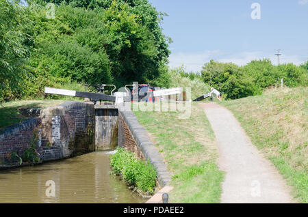 Grand classique en passant par l'une des nombreuses écluses sur le Canal de Worcester et Birmingham à Tardebigg.Le vol de 30 est le plus long du Royaume-Uni. Banque D'Images