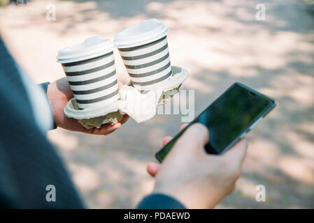 Tasses de café à faire. support avec deux tasses à la main. Banque D'Images