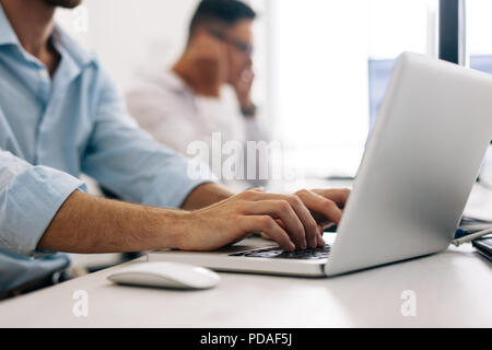 Les développeurs de logiciels de bureau à travailler sur des ordinateurs. Close up d'une application développeur travaillant sur un ordinateur portable au bureau. Banque D'Images