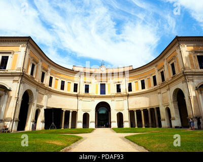 Façade arrière avec un portique semi-circulaire d'une loggia donnant sur la cour intérieure - Musée national étrusque de la Villa Giulia - Rome, Italie Banque D'Images
