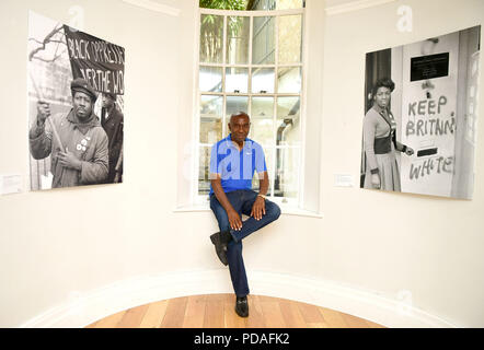 Neil Kenlock entre ses photos de Mackie Mackie et Barbara gris sur les attentes : les fantômes de l'Black British Leaders communautaires dans les années 60 et 70. L'exposition de Neil's travail peut être vu à la Black Cultural Archives à Brixton, Londres. Banque D'Images