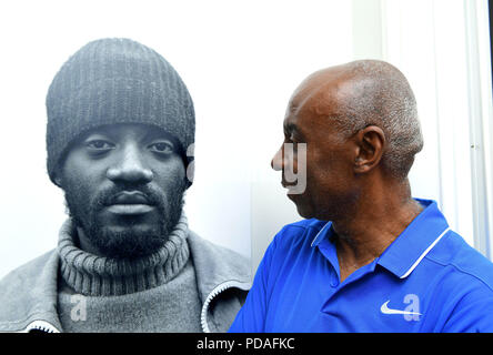 Neil Kenlock, vu avec sa photo de Darcus Howe chez les attentes : les fantômes de l'Black British Leaders communautaires dans les années 60 et 70. L'exposition de Neil's travail peut être vu à la Black Cultural Archives à Brixton, Londres. Banque D'Images