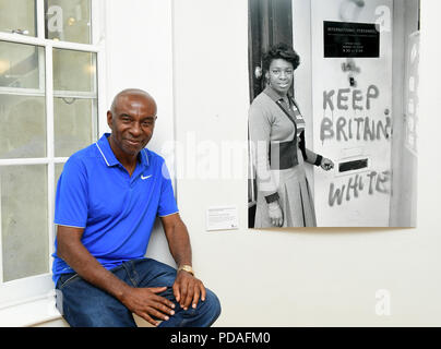 Neil Kenlock à côté de sa photo de Barbara gris sur les attentes : les fantômes de l'Black British Leaders communautaires dans les années 60 et 70. L'exposition de Neil's travail peut être vu à la Black Cultural Archives à Brixton, Londres. Banque D'Images