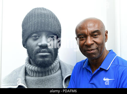 Neil Kenlock avec sa photo de Darcus Howe chez les attentes : les fantômes de l'Black British Leaders communautaires dans les années 60 et 70. L'exposition de Neil's travail peut être vu à la Black Cultural Archives à Brixton, Londres. Banque D'Images