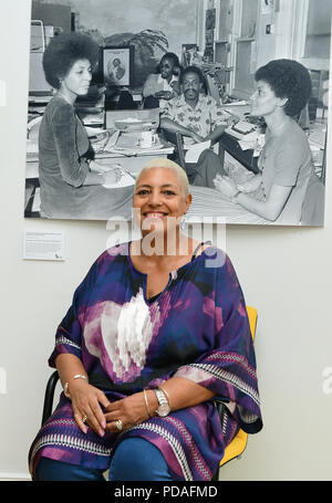 Leila Howe Hussan vu avec une photo d'elle prise par Neil Kenlock à toutes les attentes : les fantômes de l'Black British Leaders communautaires dans les années 60 et 70. L'exposition de Neil's travail peut être vu à la Black Cultural Archives à Brixton, Londres. Banque D'Images