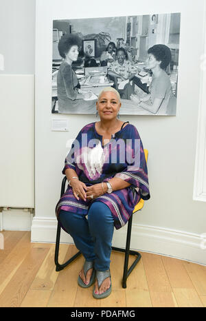 Leila Howe Hussan vu avec une photo d'elle prise par Neil Kenlock à toutes les attentes : les fantômes de l'Black British Leaders communautaires dans les années 60 et 70. L'exposition de Neil's travail peut être vu à la Black Cultural Archives à Brixton, Londres. Banque D'Images