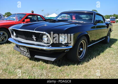 Une Ford Mustang 1966 stationné jusqu'à l'écran à Torbay, juste à vapeur Churston, Devon, England, UK Banque D'Images