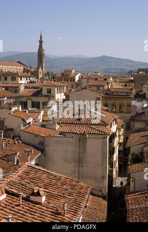 À l'est vue sur Florence avec Via Vinegia en avant-plan, de la Terrazza di Saturno, le Palazzo Vecchio, Florence, Toscane, Italie Banque D'Images