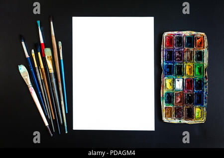 Artiste Créateur de travail télévision lay, immersive. Vue de dessus sur table avec feuille de papier vierge, pinceaux et palettes de colorant. L'Art, atelier, peinture, drawi Banque D'Images