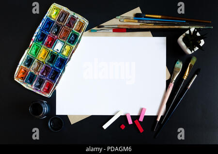 Artiste Créateur de travail télévision lay, immersive. Vue de dessus sur table avec feuille de papier vierge, pinceaux et palettes de colorant. L'Art, atelier, peinture, drawi Banque D'Images