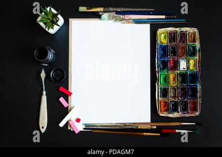 Artiste Créateur de travail télévision lay, immersive. Vue de dessus sur table avec feuille de papier vierge, pinceaux et palettes de colorant. L'Art, atelier, peinture, drawi Banque D'Images