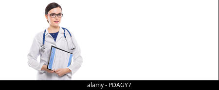 Young woman doctor with stethoscope holding clipboard dans ses mains en uniforme blanc sur fond blanc Banque D'Images