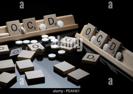 L'orthographe des lettres Scrabble OCD avec blanc prescription pills. Concept de sensibilisation à la santé mentale. Banque D'Images