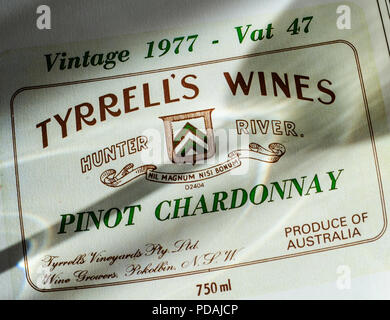 Tyrrell's ''vins Chardonnay Pinot'' l'étiquette du flacon, vintage 1997, TVA 47 Hunter River, Australie avec ombre de verre de dégustation de vin sur l'étiquette de référence Banque D'Images