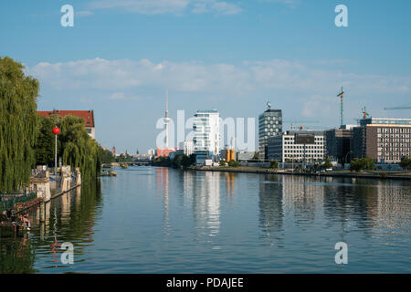 Berlin, Allemagne - août 2018 : paysage urbain de Berlin city / vue sur la rivière Spree sur la Tour de télévision de l'Oberbaum Bridge dans Kreuzberg Banque D'Images