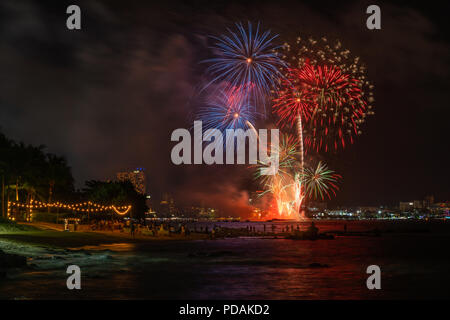 Chonburi, Thaïlande - 9 juin 2018 : festival annuel d'artifice magnifique pour promouvoir le tourisme sur la baie de la ville de Pattaya à Chonburi, Thaïlande Banque D'Images