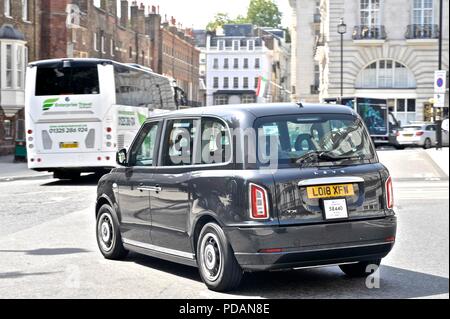 Le nouveau Londres cabine noir entièrement électriques Banque D'Images