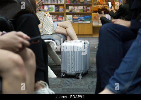 Femme avec une assurance en attente d'embarquement à l'aéroport international. Banque D'Images