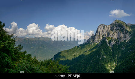 Des falaises abruptes landsacpe rock sur côté nord de Grigna peak, tourné en lumière d'été lumineux de près de Cainallo Alp, Lecco, Lombardie, Italie Banque D'Images