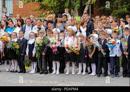 Tioumen, Russie - septembre 1, 2012 : l'école 43. Les enfants de l'école primaire avec les enseignants et les parents le premier jour de l'année scolaire. Fête de Kno Banque D'Images