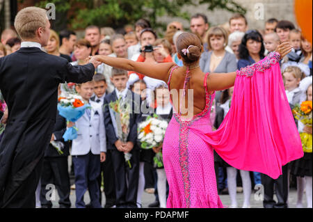 Tioumen, Russie - septembre 1, 2012 : l'école 43. Les enfants de l'école primaire avec les enseignants et les parents le premier jour de l'année scolaire. Fête de Kno Banque D'Images