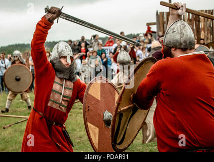 07.22.2017 La Russie, de l'oblast de Briansk. Pour les amateurs de festival militaire historique de la reconstruction. Des gens habillés en vêtements de Vikings et héros russes armés d'armes à froid sont divisés en deux groupes. Banque D'Images