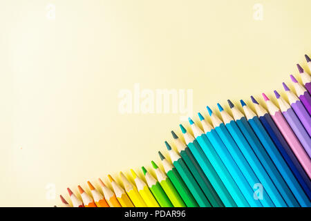 Concept Art - Vue de dessus de l'onde au crayon de couleur sur papier jaune arrière-plan pour la conception de maquettes Banque D'Images