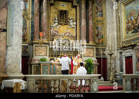 Rome - 7 septembre 2017 - célébration de la Sainte Messe vetus ordo, Messe en latin, dans les jours du pèlerinage Summorum pontificum recensement décennal. Banque D'Images