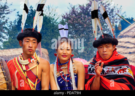 Groupe de populations tribales Naga en vêtements traditionnels, Kisima Nagaland Hornbill festival, Kohima, Nagaland, Inde Banque D'Images