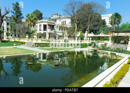 Jardin des rêves, Galerie et étang, Kaiser Mahal Palace, quartier de Thamel, Katmandou, Népal Banque D'Images