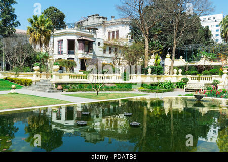 Jardin des rêves, Galerie et étang, Kaiser Mahal Palace, quartier de Thamel, Katmandou, Népal Banque D'Images