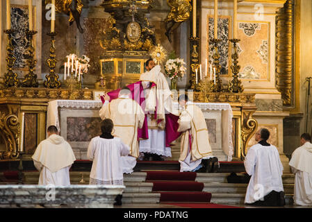 Rome - 7 septembre 2017 - célébration de la Sainte Messe vetus ordo, Messe en latin, dans les jours du pèlerinage Summorum pontificum recensement décennal. Banque D'Images