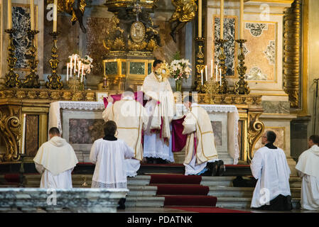 Rome - 7 septembre 2017 - célébration de la Sainte Messe vetus ordo, Messe en latin, dans les jours du pèlerinage Summorum pontificum recensement décennal. Banque D'Images